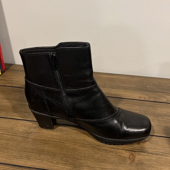 Clark’s black leather 2.5” heeled booties size 9M - Picture 7 of 10
